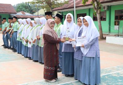 Kepala MAN Asahan Serahkan Medali Penghargaan Kepada Peserta Didik Berprestasi Di Akhir Tahun 2025