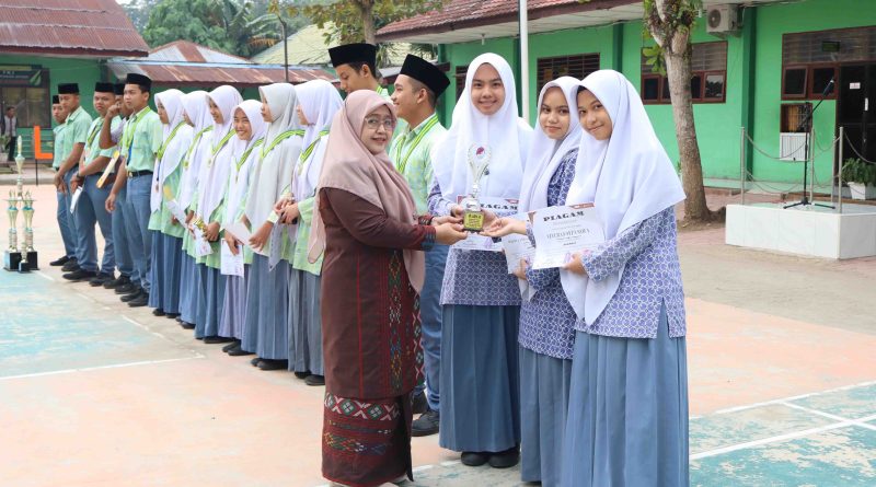 Kepala MAN Asahan Serahkan Medali Penghargaan Kepada Peserta Didik Berprestasi Di Akhir Tahun 2025