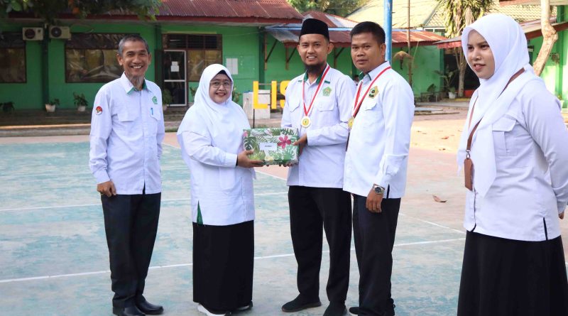 Kepala MAN Asahan Serahkan Hadiah Kejuaraan Petanque Antar Guru Tahun 2026