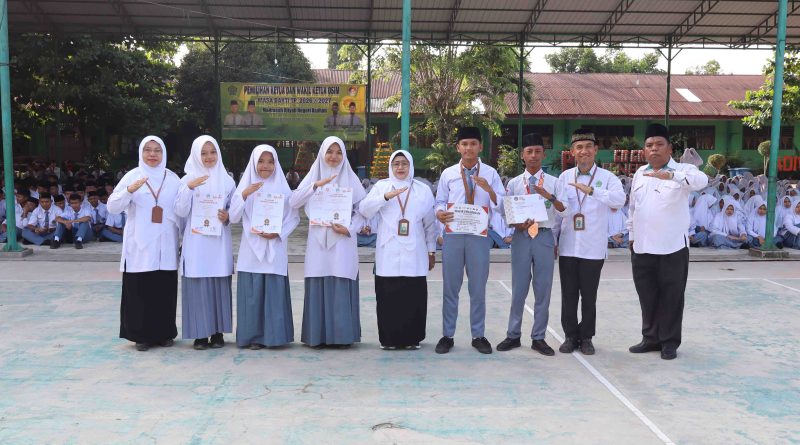 Kepala MAN Asahan Berikan Apresiasi kepada Murid Berprestasi di Bidang Akademik dan Olahraga